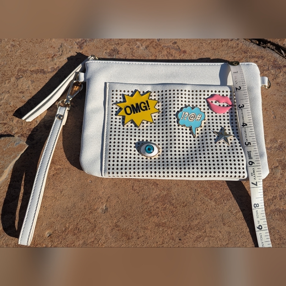 Source Unknown White Wristlet Clutch with Colorful Pop-Art Charms - Picture 6 of 7